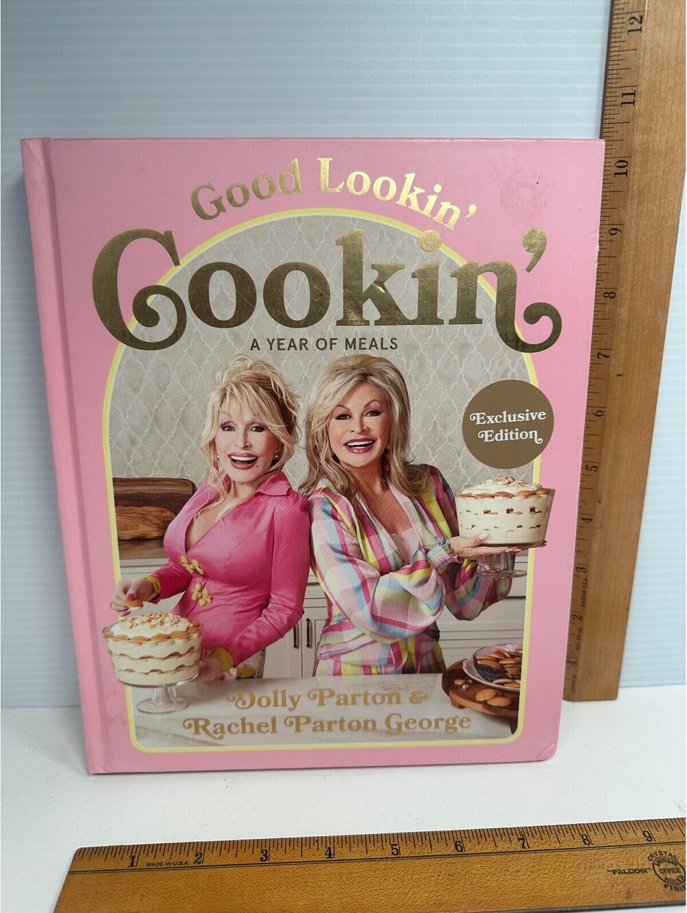 Good Lookin' Cookin' cookbook by Dolly Parton and Rachel Parton George